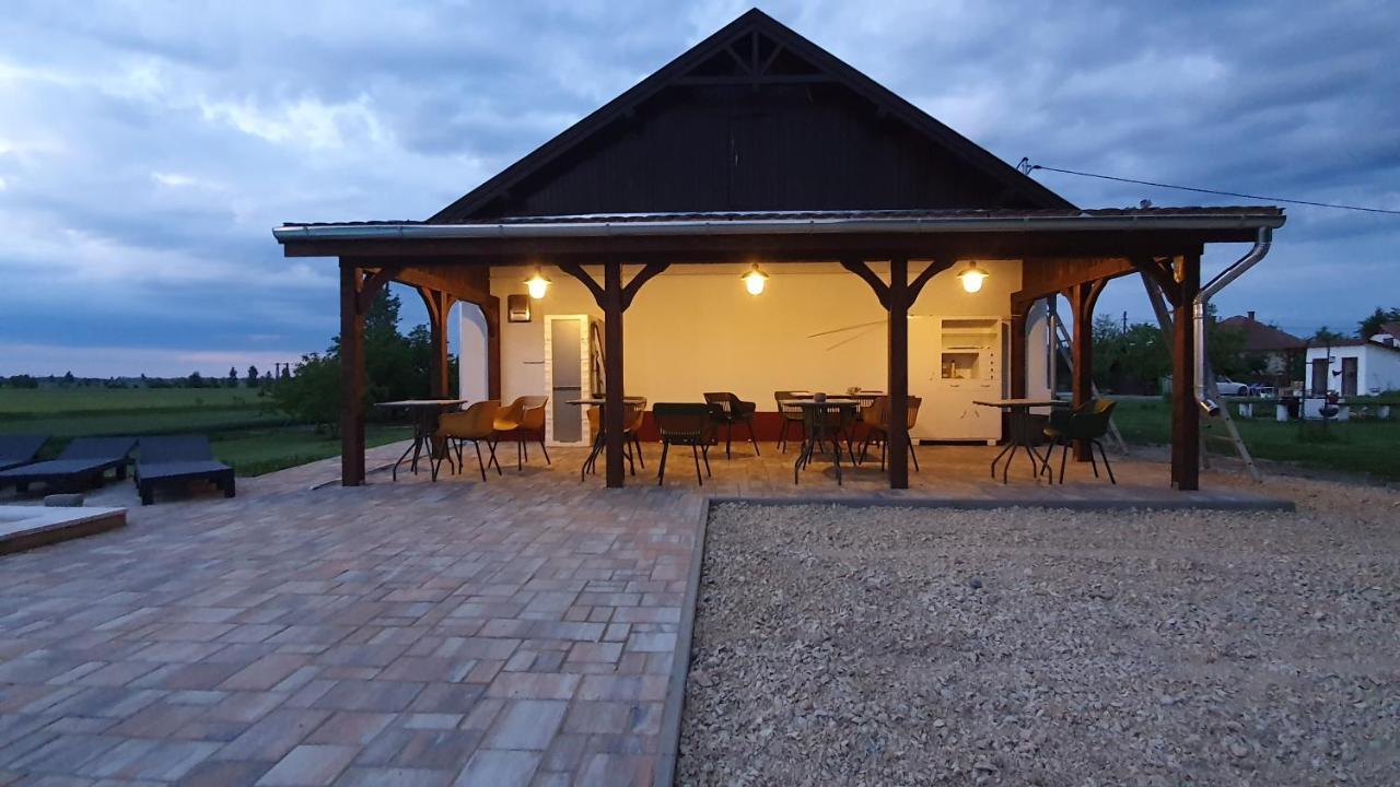 Tisza White House Bed and Breakfast Tiszaszolos Exteriör bild